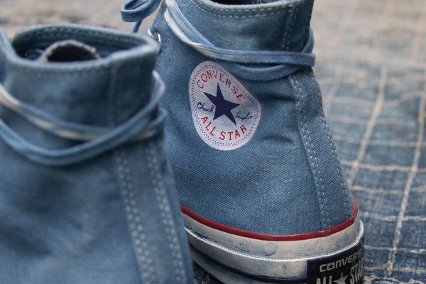 CUSTOMISE YOUR TENUE DE NÎMES INDIGO CHUCK TAYLOR!